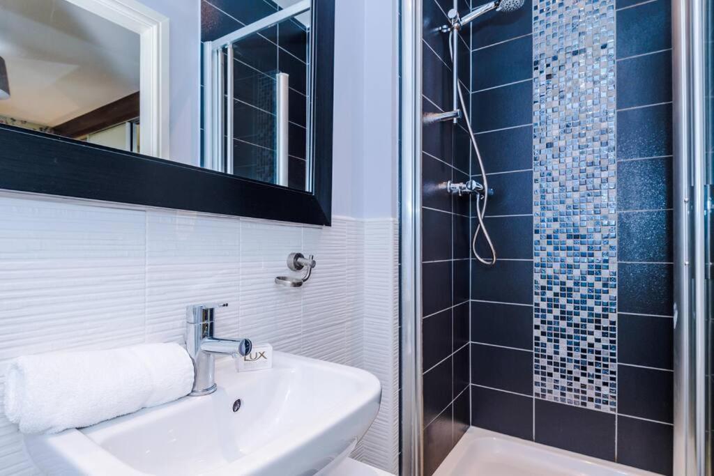 Stylish Townhouse Chester City Centre With Parking ภายนอก รูปภาพ