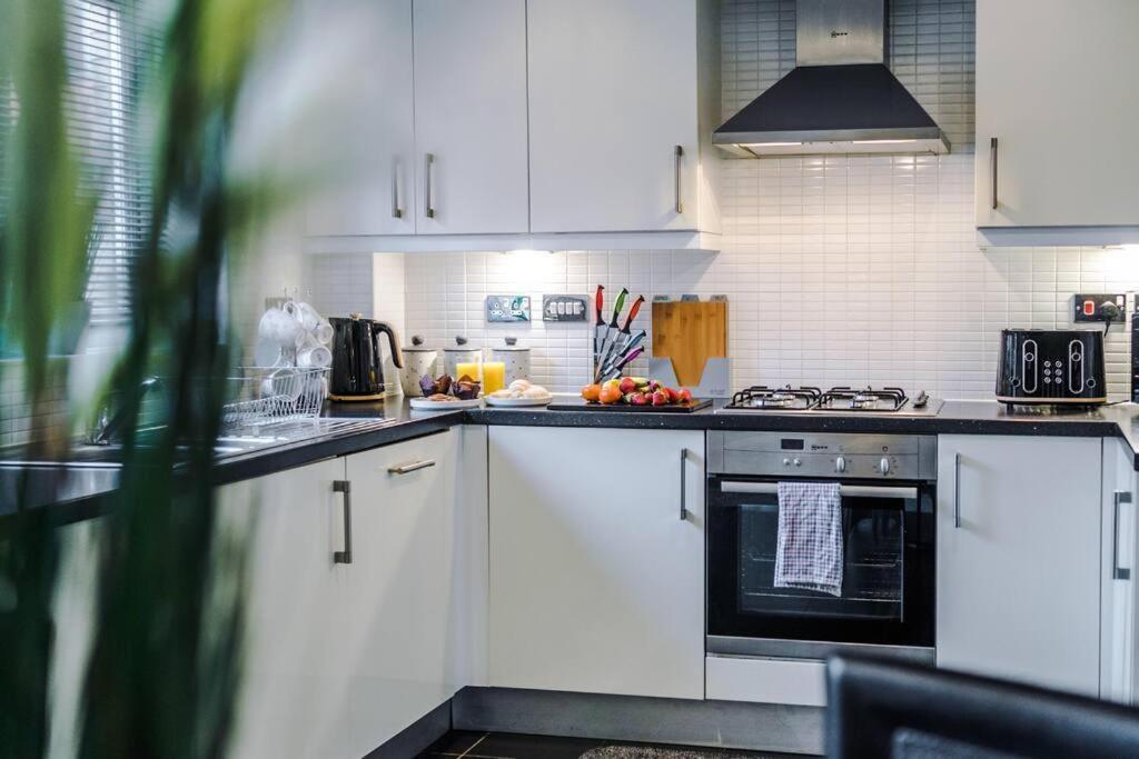 Stylish Townhouse Chester City Centre With Parking ภายนอก รูปภาพ