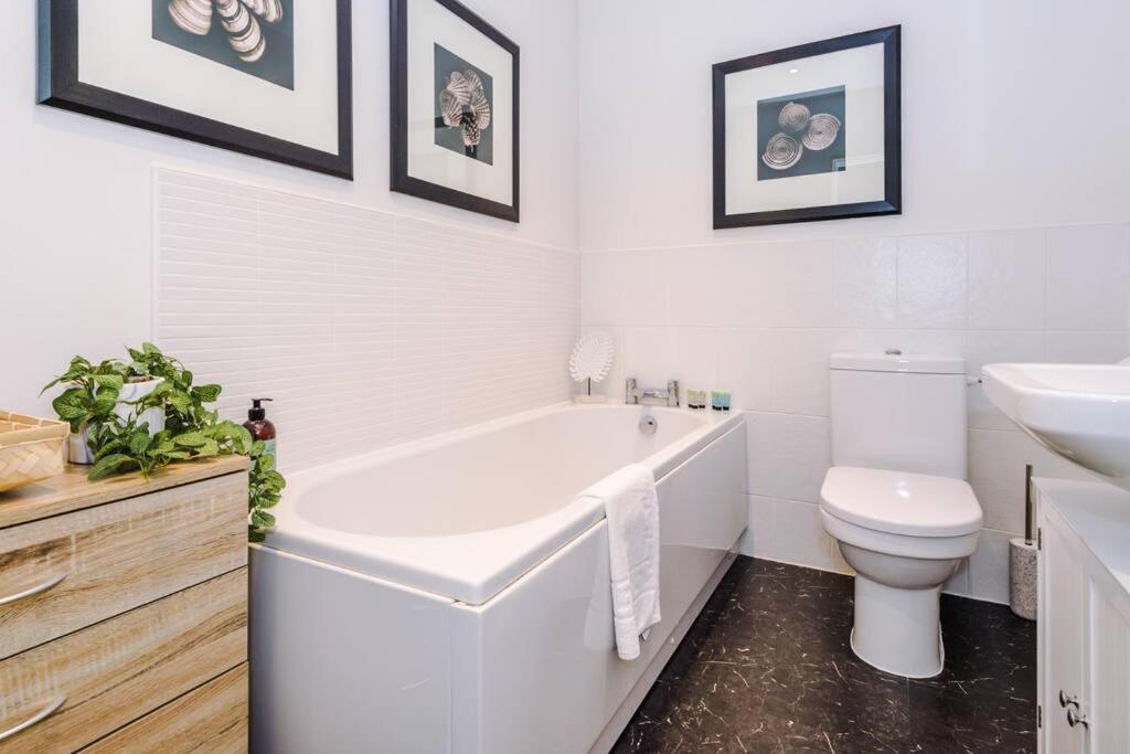 Stylish Townhouse Chester City Centre With Parking ภายนอก รูปภาพ