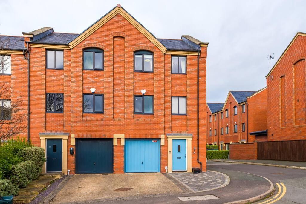 Stylish Townhouse Chester City Centre With Parking ภายนอก รูปภาพ