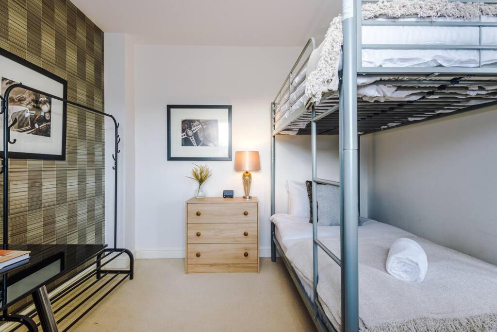 Stylish Townhouse Chester City Centre With Parking ภายนอก รูปภาพ