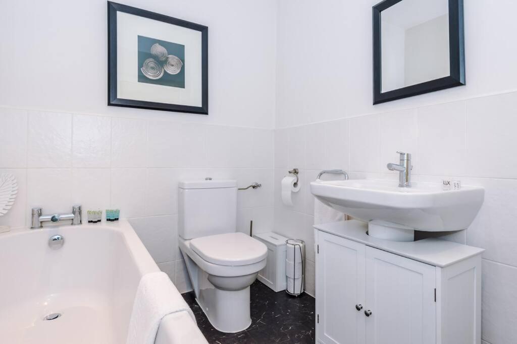 Stylish Townhouse Chester City Centre With Parking ภายนอก รูปภาพ
