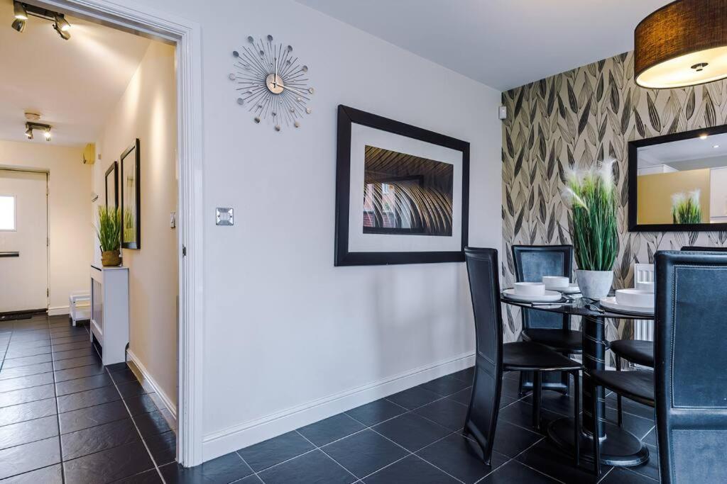 Stylish Townhouse Chester City Centre With Parking ภายนอก รูปภาพ