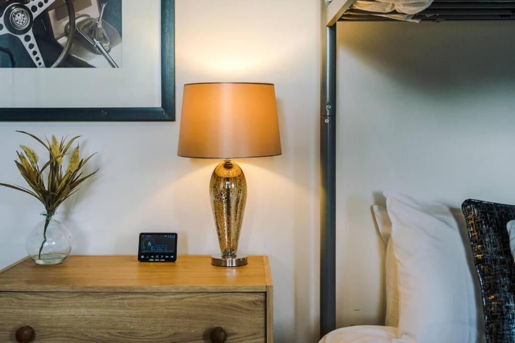 Stylish Townhouse Chester City Centre With Parking ภายนอก รูปภาพ