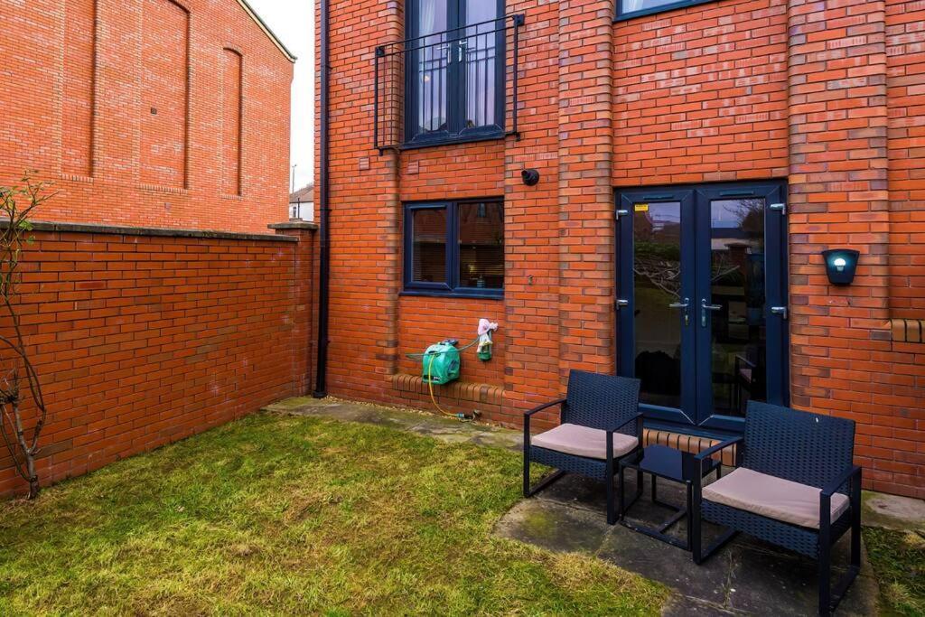 Stylish Townhouse Chester City Centre With Parking ภายนอก รูปภาพ