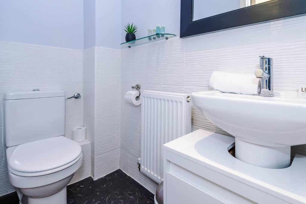 Stylish Townhouse Chester City Centre With Parking ภายนอก รูปภาพ