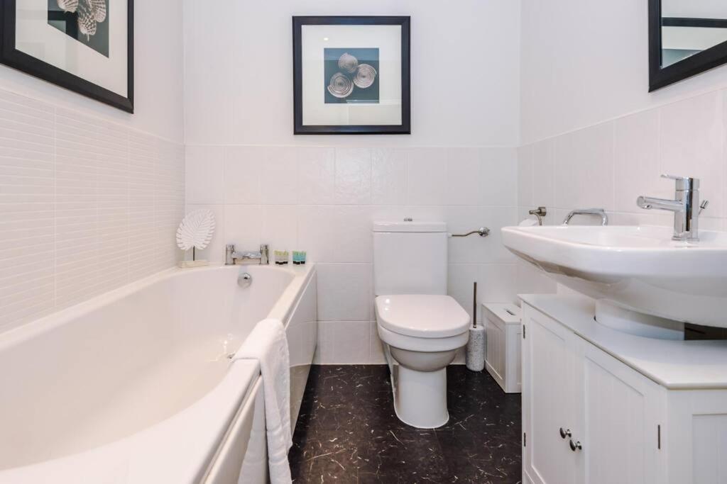 Stylish Townhouse Chester City Centre With Parking ภายนอก รูปภาพ
